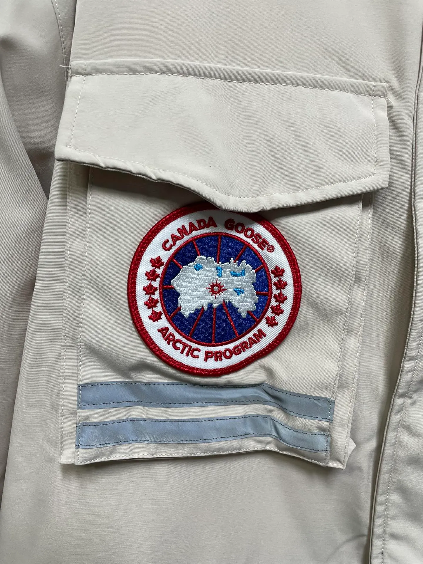 P1060 CANADA GOOES 🇨🇦ⒿⓅⓈ manufactures 10 models of snow curse men and women couples. Factory direct supply: supplying global purchasing agents, micro-business, entities, Tmall, high-end stalls and studio cooperation, free shipping! There are 10 types of Canada Goose Snow Mantra parkas for men and women, the Rolls-Royce of down jackets. ➖ Industry-leading anti-counterfeiting chip sensing. ➖ Imported Behringer embroidery machines and customized embroidery labels, the highest level and industry leading. ➖ Imported Korean 21-count polyester-cotton blended original fabric, TC85 waterproof coated fabric, water-repellent, windproof and wear-resistant. ➖ The new national standard 90 white duck down has an average down filling of 300 grams. The amount of down filling is industry-leading. ➖ 100% nylon lining with double double-layer sealing design to prevent velvet running, and seamless thread design on the cuffs! ➖ Yoshida YKK provides original factory-customized electroplated sliders. YKK two-way lockable zippers are tight and smooth and do not peel off paint. ➖ 3M composite Velcro is durable and the accessories and hardware are all custom-made. Note: Our copywriting is only simple and clear. Instead of bragging about the copywriting, it is better to compare and understand with samples. Only for the purest goose, the most dedicated, the most professional, the highest quality, the highest cost performance! SIZE:XS-XXL [with size chart]